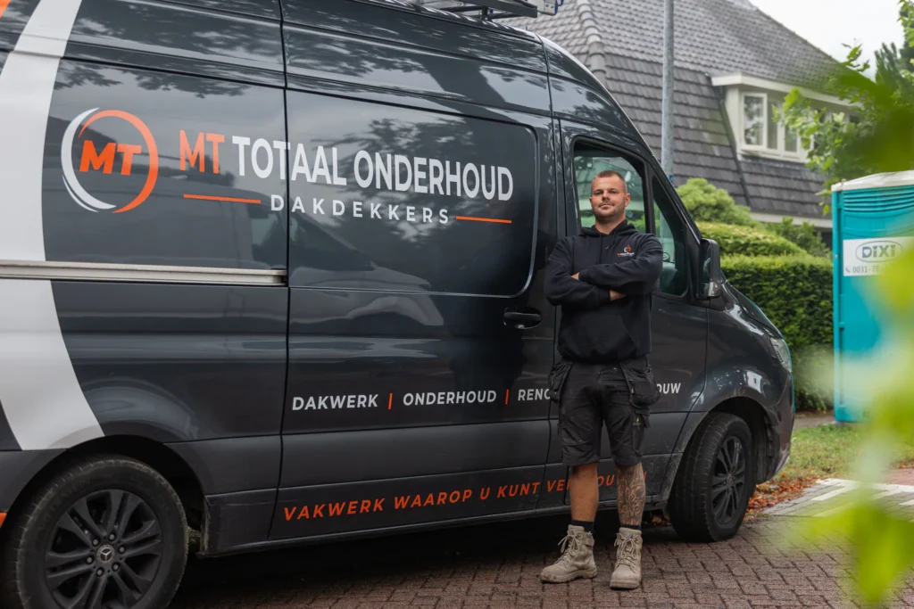 Dakdekker van MT Totaalonderhoud aan het werk