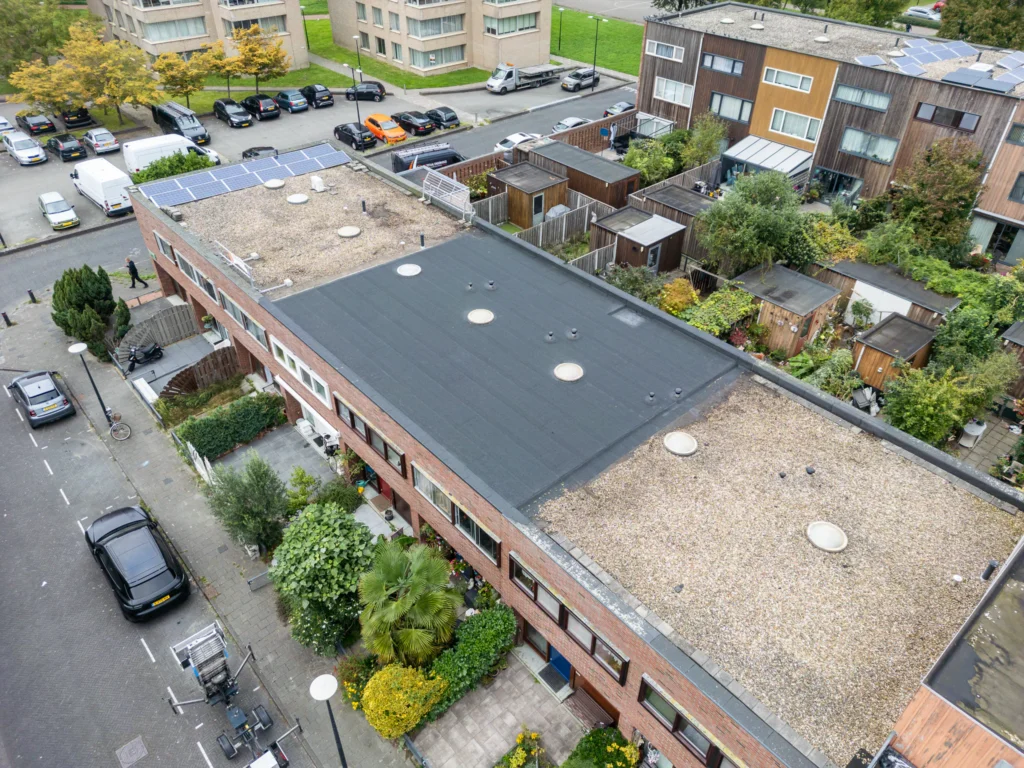 Vernieuwd plat dak met ESHA GUM 24K toplaag op drie woningen in Amsterdam, van bovenaf gezien